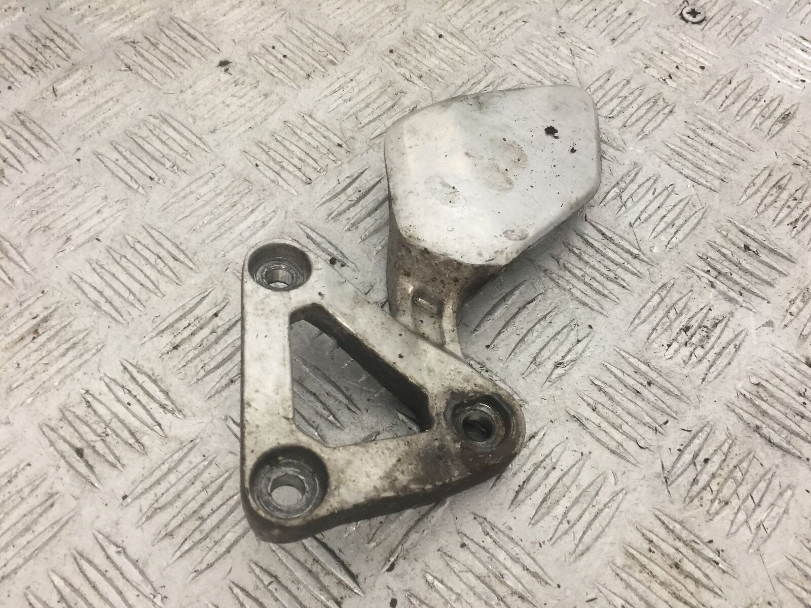 YAMAHA FZS600 FAZER 600 FRONT LEFT HANGER  YEAR 1998-2001 (STOCK 844)