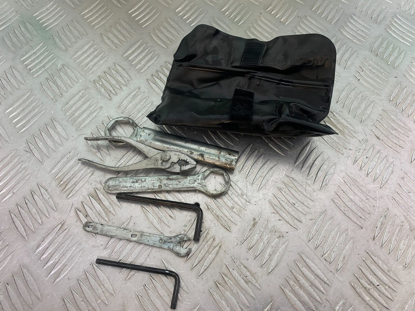 HONDA CBR1100 BLACKBIRD TOOL KIT  YEAR 1999-2005 (CMB1103)