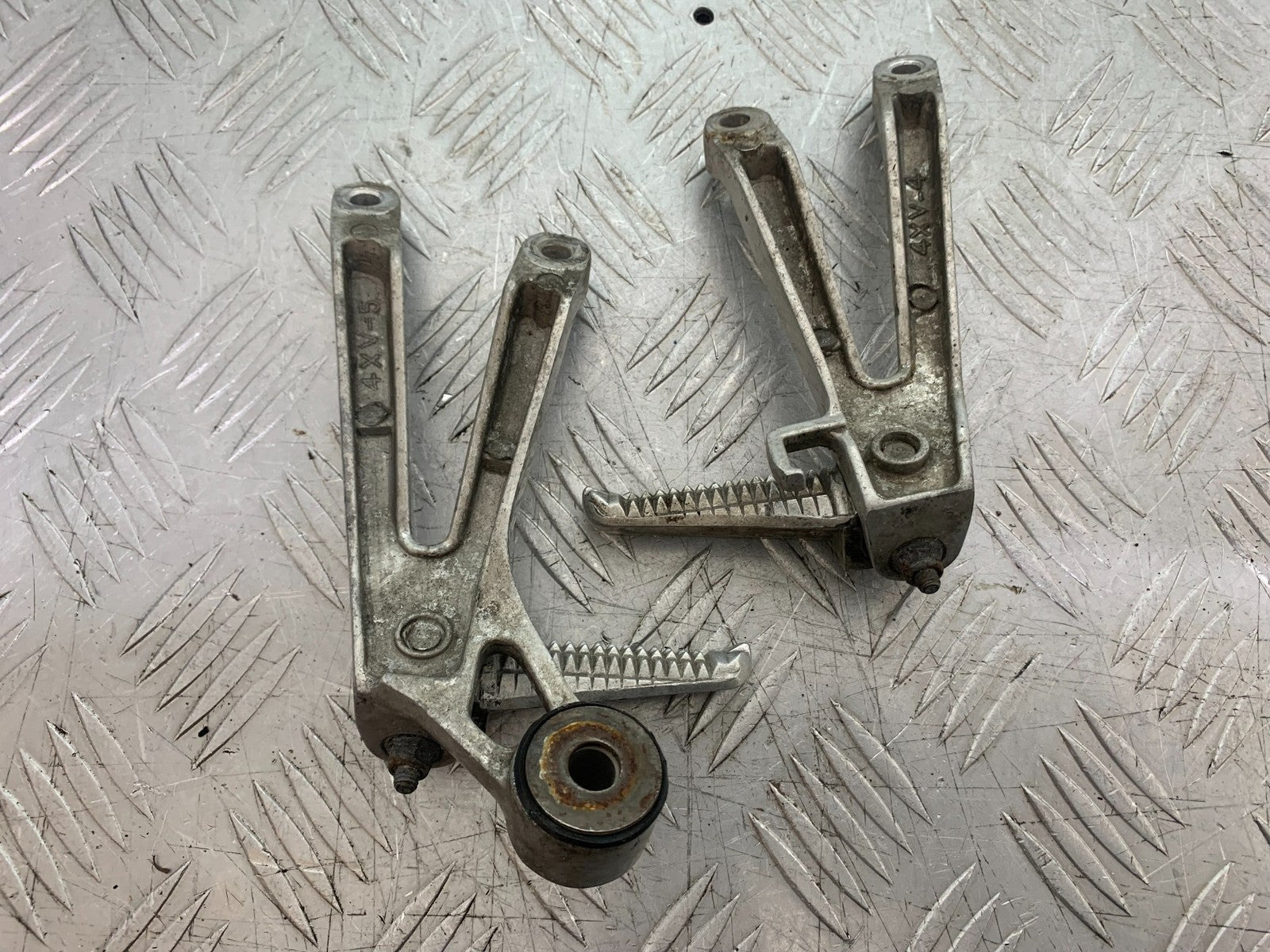 YAMAHA YZF R1 4XV REAR HANGERS YEAR 1998-99 (CMB1291)