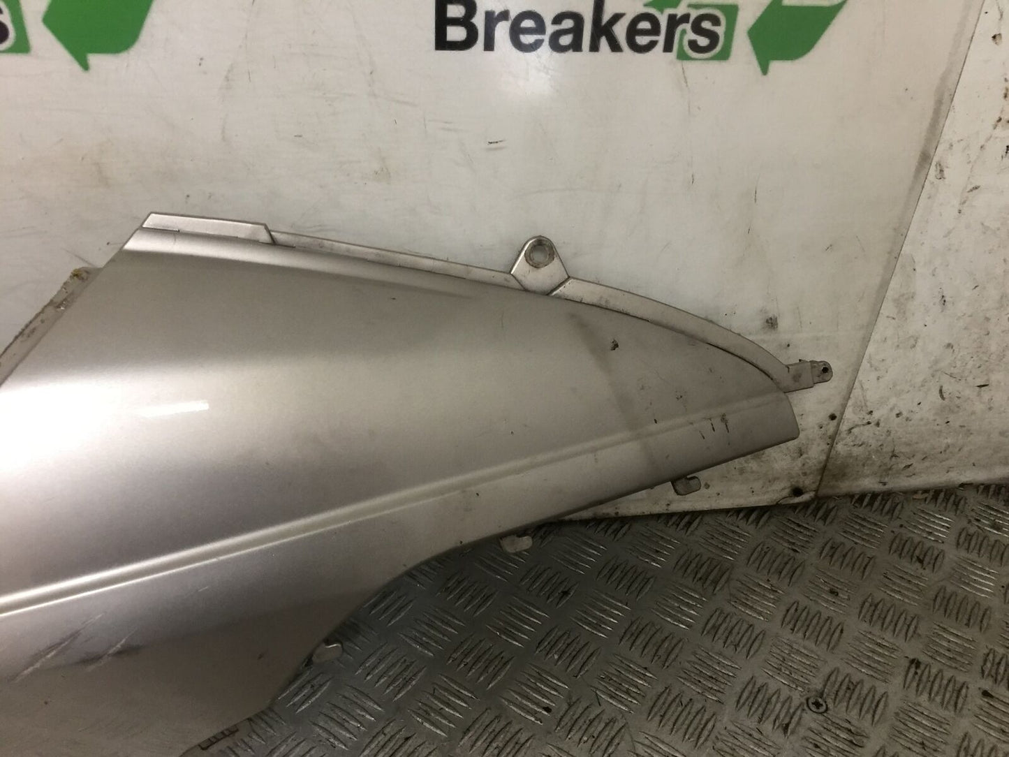 SUZUKI AN 250 BURGMAN RIGHT SEAT PANEL YEAR 1999  (STOCK 881)