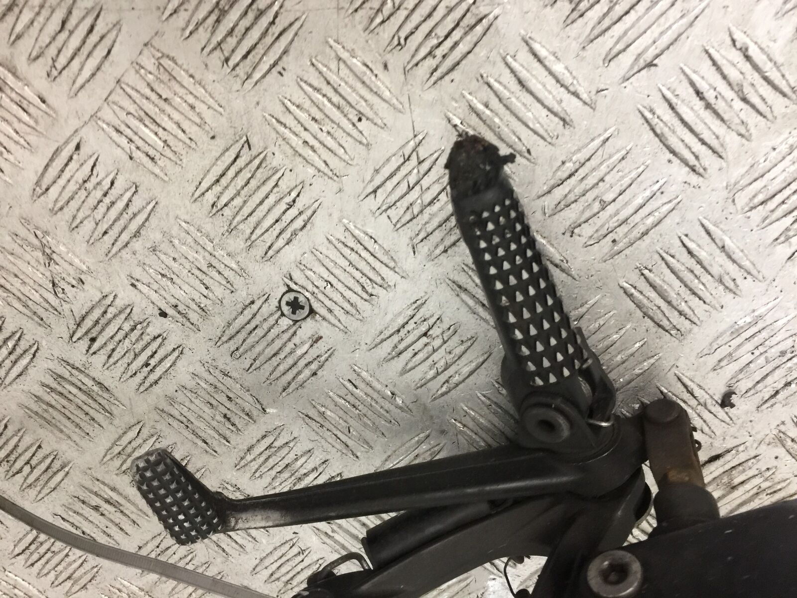 KAWASAKI ZX6R FRONT RIGHT HANGER  YEAR 2009-2012  (STOCK 897)