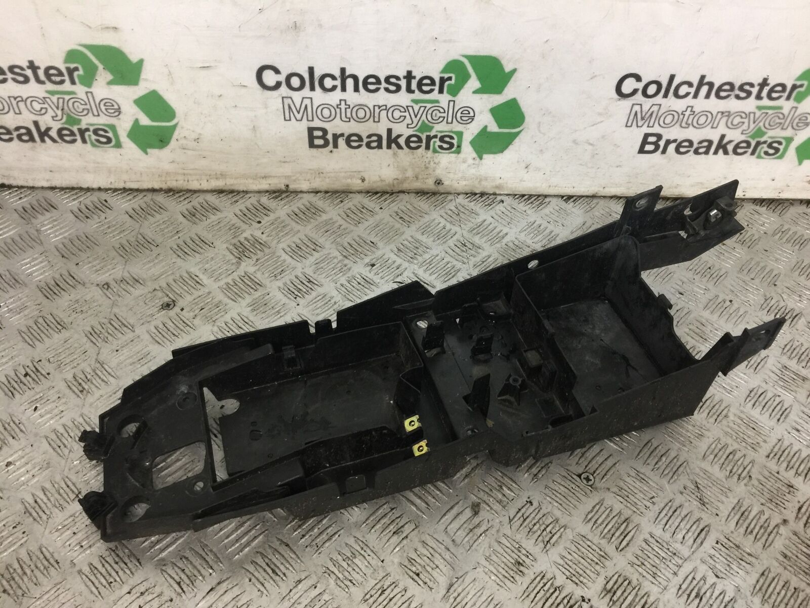 YAMAHA FZ1-N UNDERTRAY  YEAR 2006-2012  (STOCK 787)