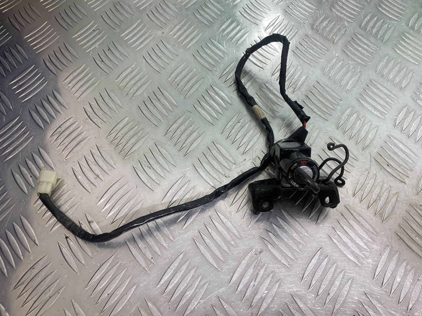 HONDA CBR125 CBR 125 IGNITION SWITCH AND KEY  YEAR 2004-06  (CMB1040)