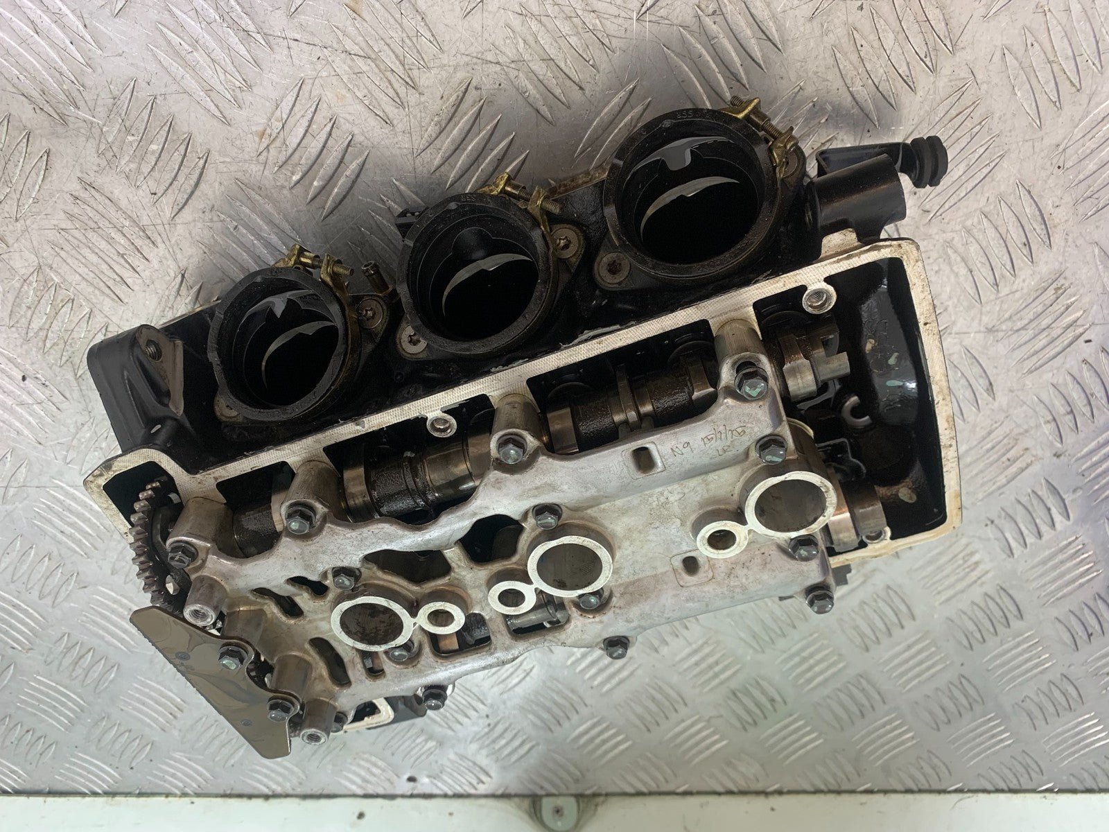 TRIUMPH 675 STREET TRIPLE CYLINDER HEAD AND CAMS   2013-2016 (CMB1186)