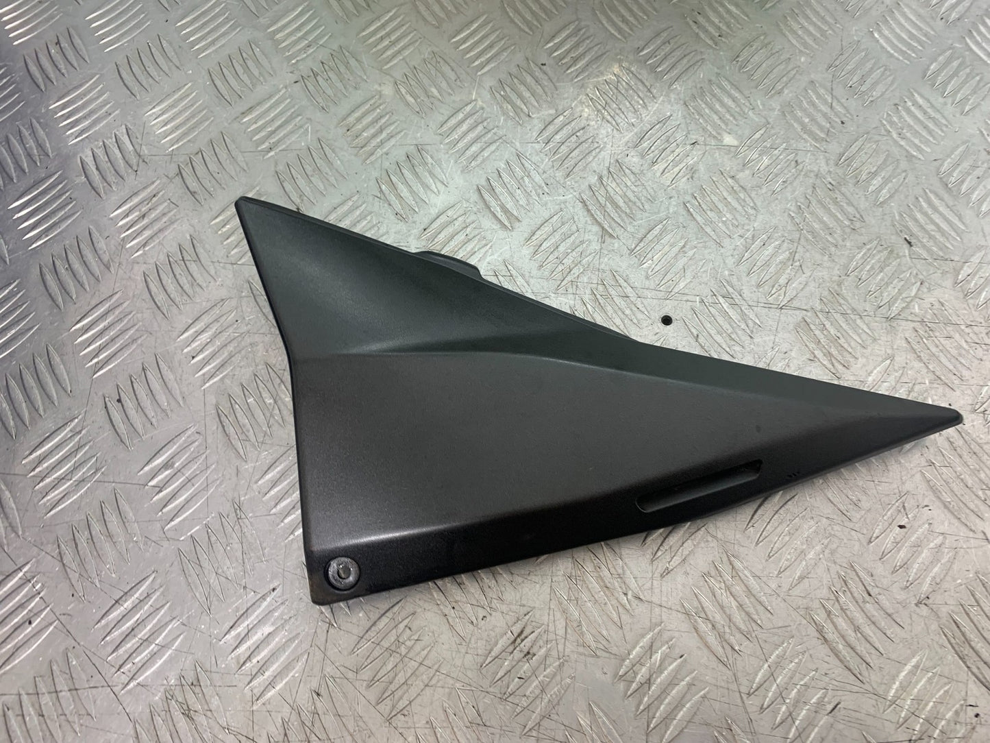 KAWASAKI Z750 Z 750 LEFT SEAT PANEL  YEAR 2004-2006  (CMB1234)