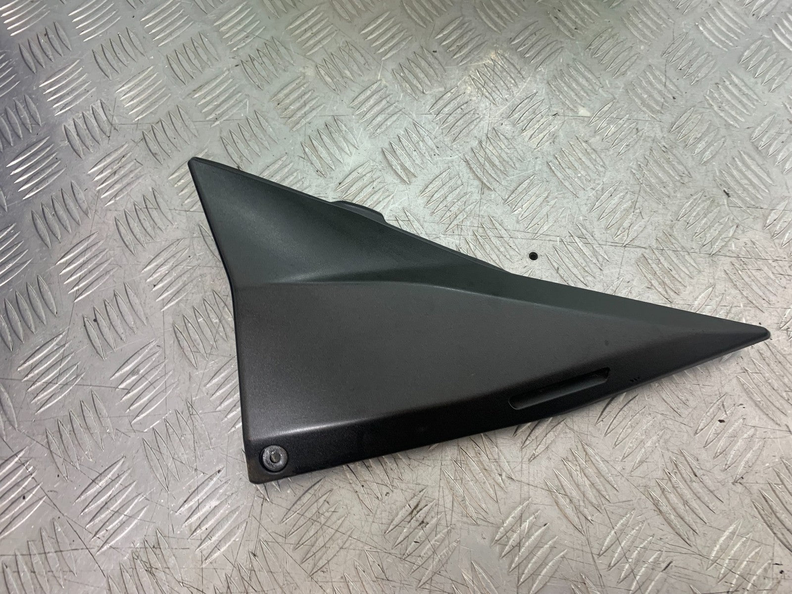 KAWASAKI Z750 Z 750 LEFT SEAT PANEL  YEAR 2004-2006  (CMB1234)