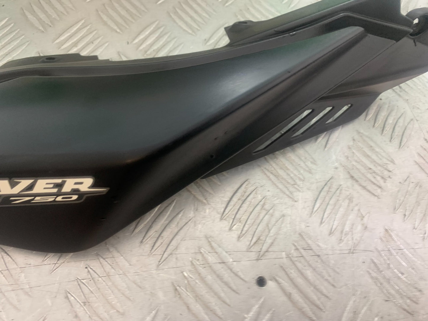 APRILIA SL750 SL 750 SHIVER RIGHT SEAT PANEL   YEAR 2008-2016 (CMB1242)