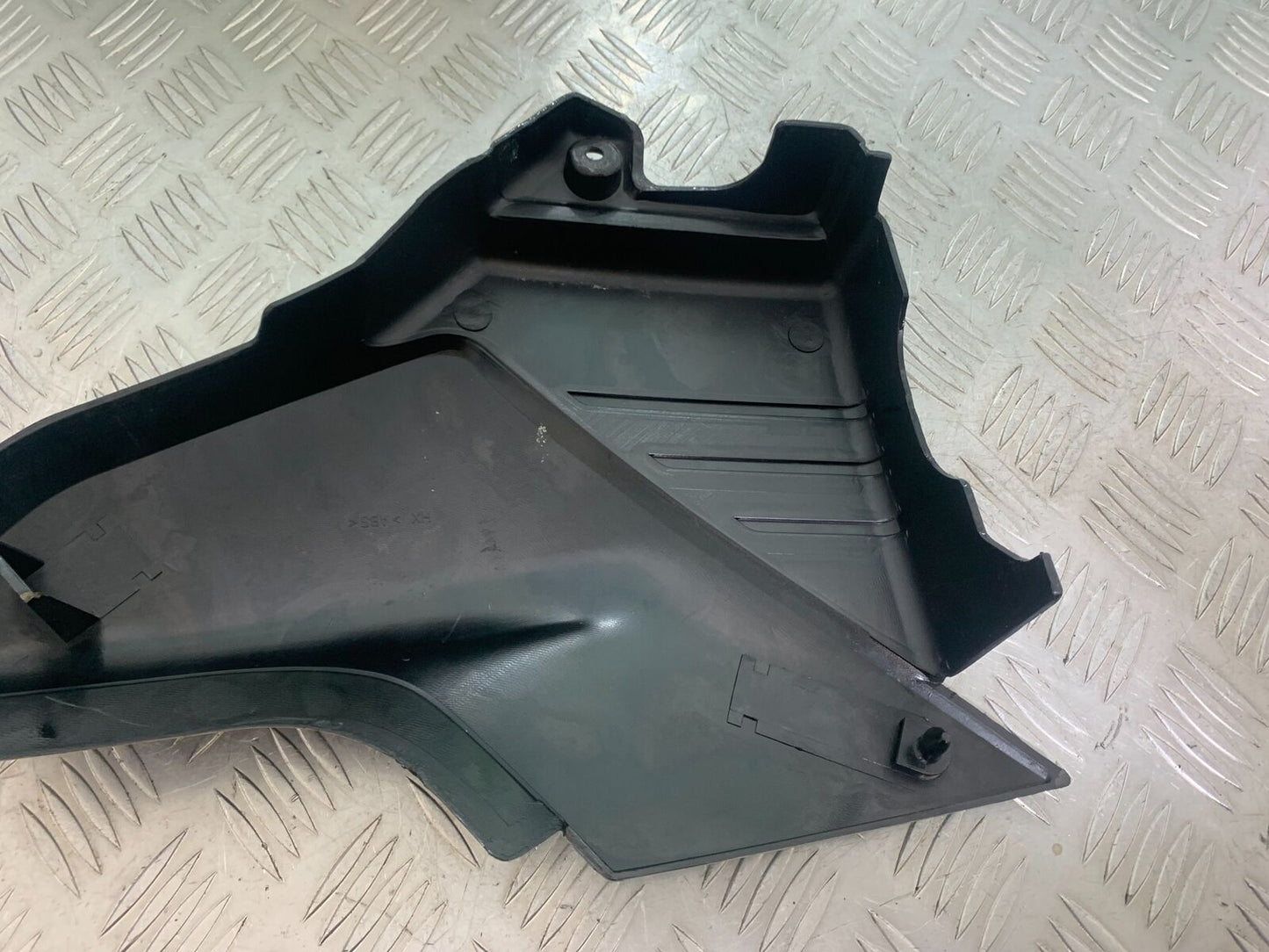 YAMAHA YBR125 YBR 125 RIGHT SEAT PANEL  YEAR 2005-2007 (CMB1109)