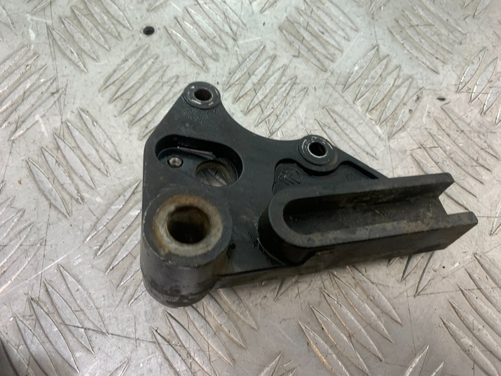 SINNIS HOODLUM 125 REAR CALIPER BRACKET  YEAR 2021-2025 (CMB1196)