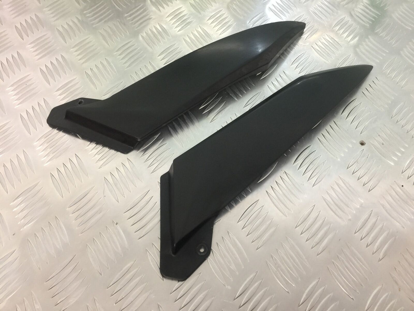 YAMAHA YZF R1 5PW LEFT AND RIGHT TANK INFILL PANELS   YEAR 2002-2003 (STOCK 929)