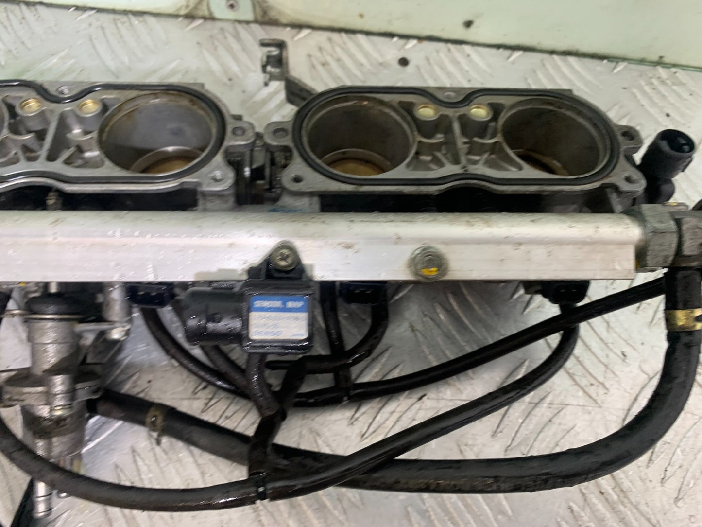 HONDA CBR1100 BLACKBIRD THROTTLE BODIES  YEAR 1999-2005 (CMB1232)