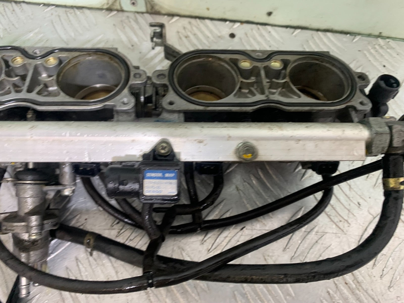 HONDA CBR1100 BLACKBIRD THROTTLE BODIES  YEAR 1999-2005 (CMB1232)