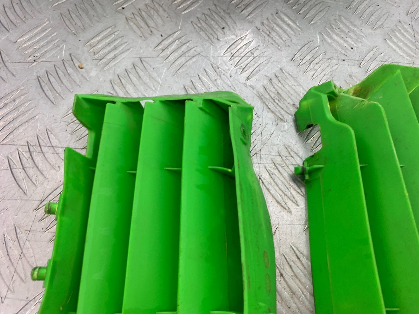 KAWASAKI KXF450 KXF 450 RADIATOR GRILLS   YEAR 2013 CMB1217)
