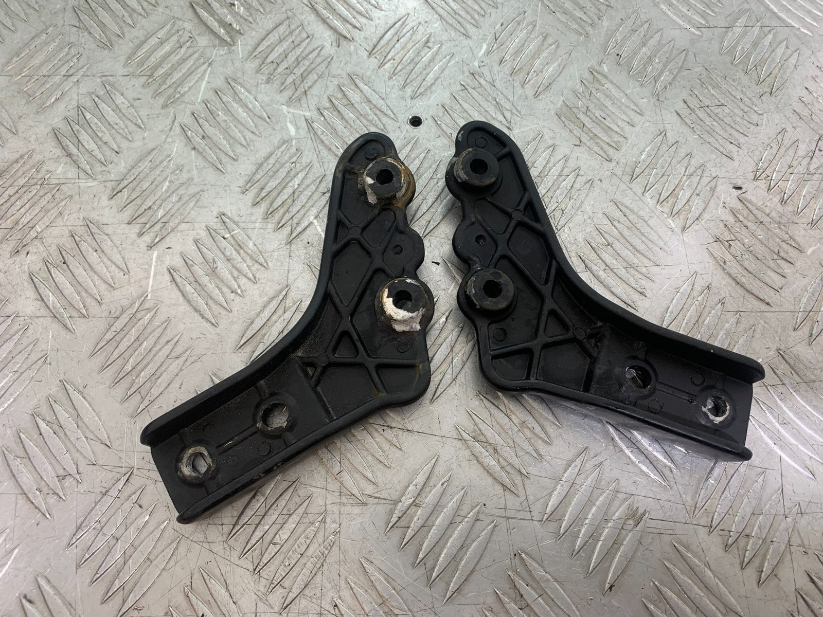 SINNIS HOODLUM 125 GRAB RAIL BRACKETS  YEAR 2021-2025 (CMB1196)