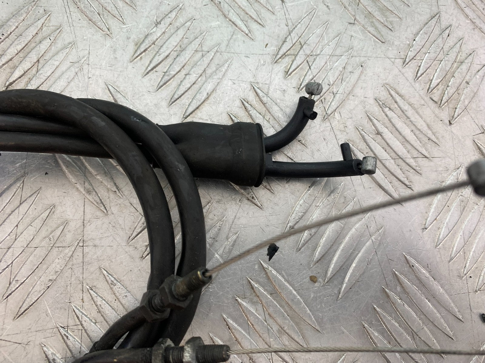 TRIUMPH SPEED TRIPLE R 1050 THROTTLE CABLES   2009 (CMB1183)
