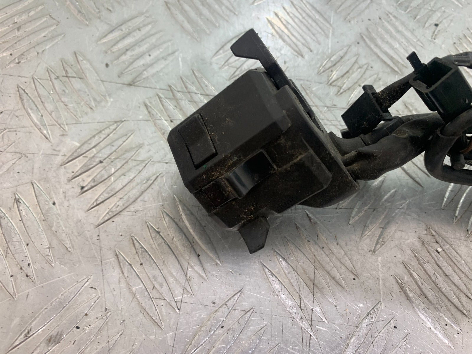 KAWASAKI GPX 750 GPX 750 LEFT SWITCH GEAR   YEAR 1990