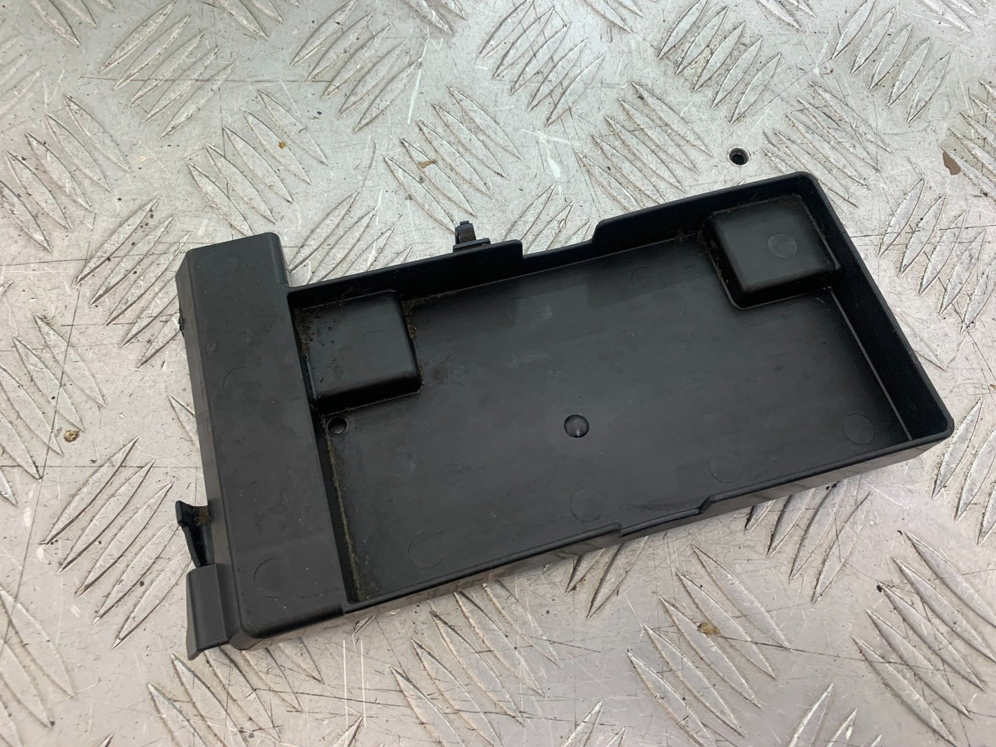 YAMAHA XVS 1300 MIDNIGHT STAR BATTERY TRAY LID  YEAR 2007-16 (CMB1200)