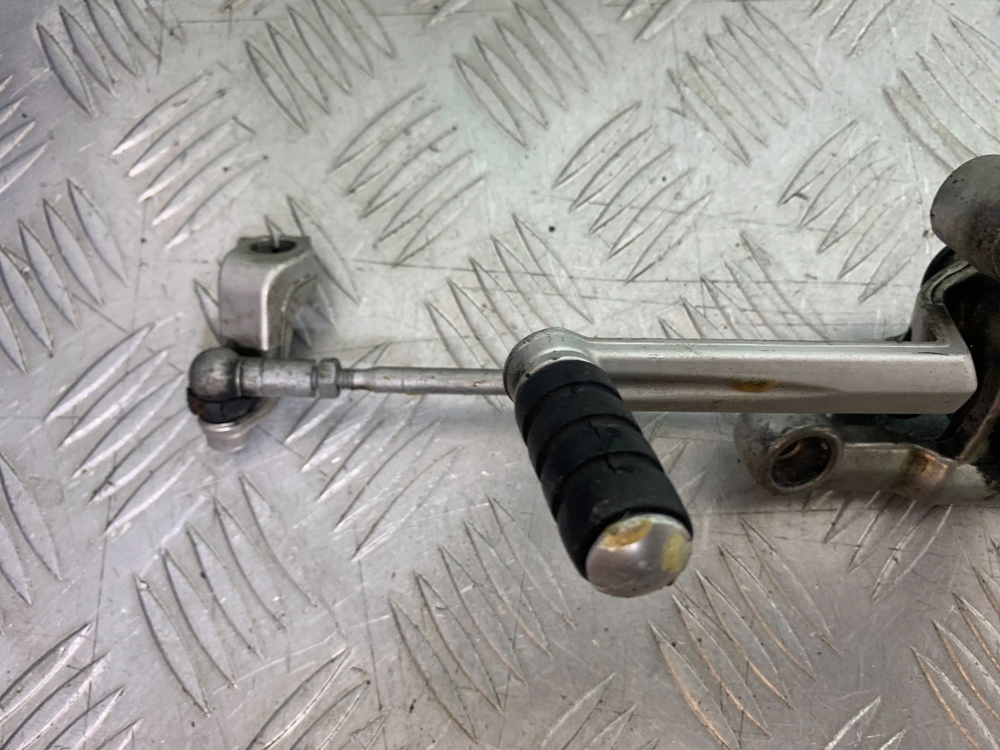 TRIUMPH 1050 SPRINT GT FRONT LEFT HANGER & GEAR LEVER  YEAR 2010-2016 (CMB1250)