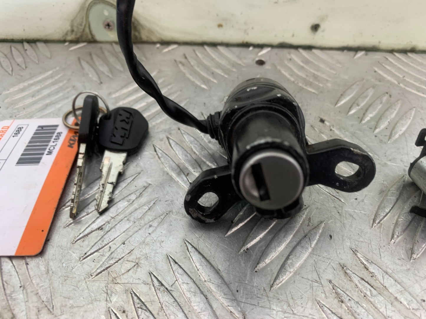 KTM 690 DUKE R LC4 LOCK SET KEYS YEAR 2012-2015  (CMB1180)