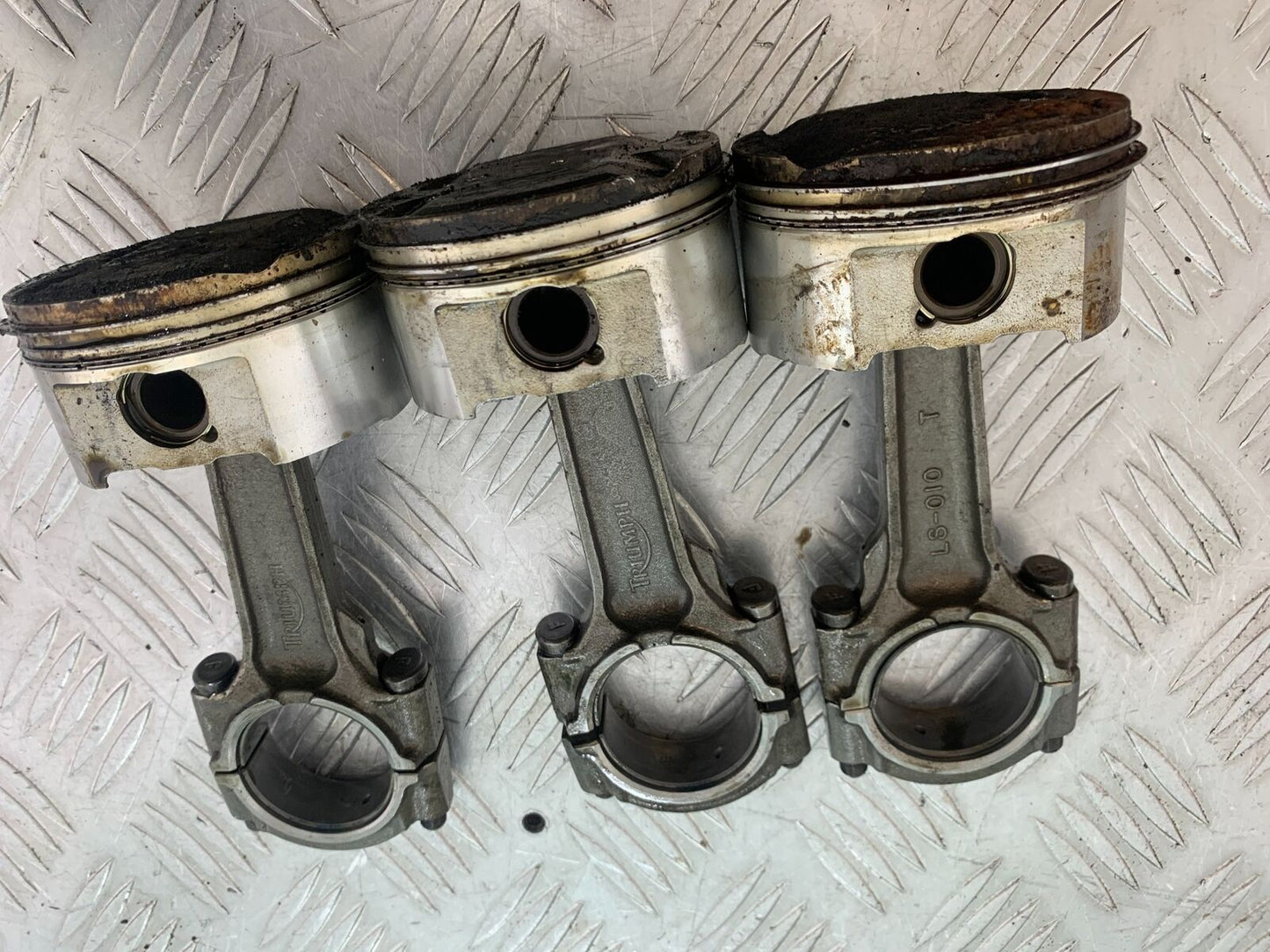 TRIUMPH 955i SPRINT ST CON RODS & PISTONS  YEAR 1999-2004 (STOCK 735)