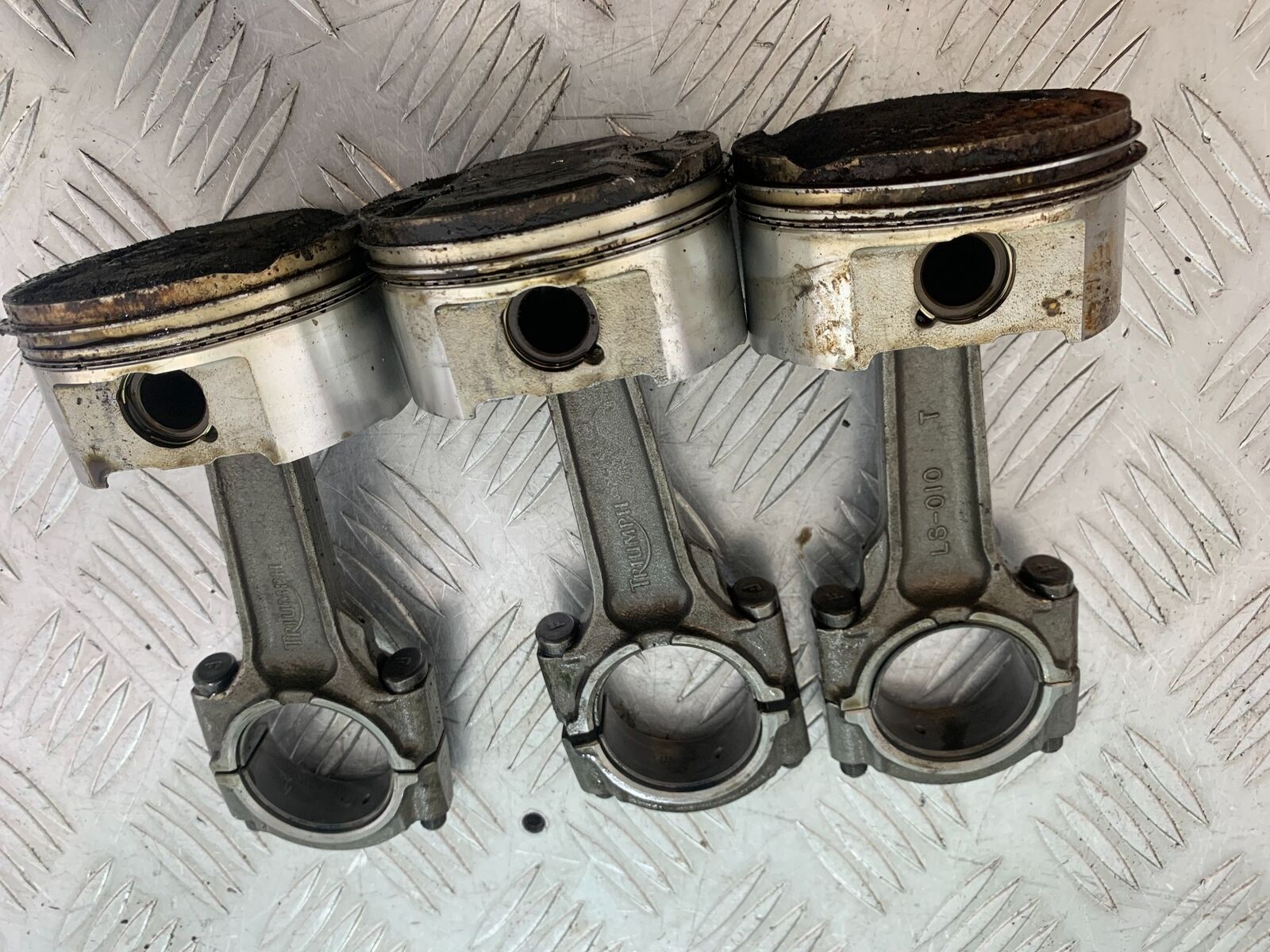 TRIUMPH 955i SPRINT ST CON RODS & PISTONS  YEAR 1999-2004 (STOCK 735)