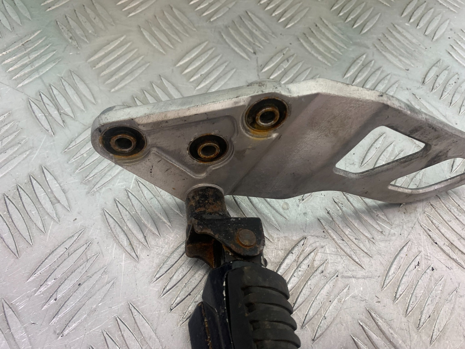 SUZUKI GSF650 GSF 650 FRONT LEFT HANGER   YEAR 2007-2009  (CMB1161)