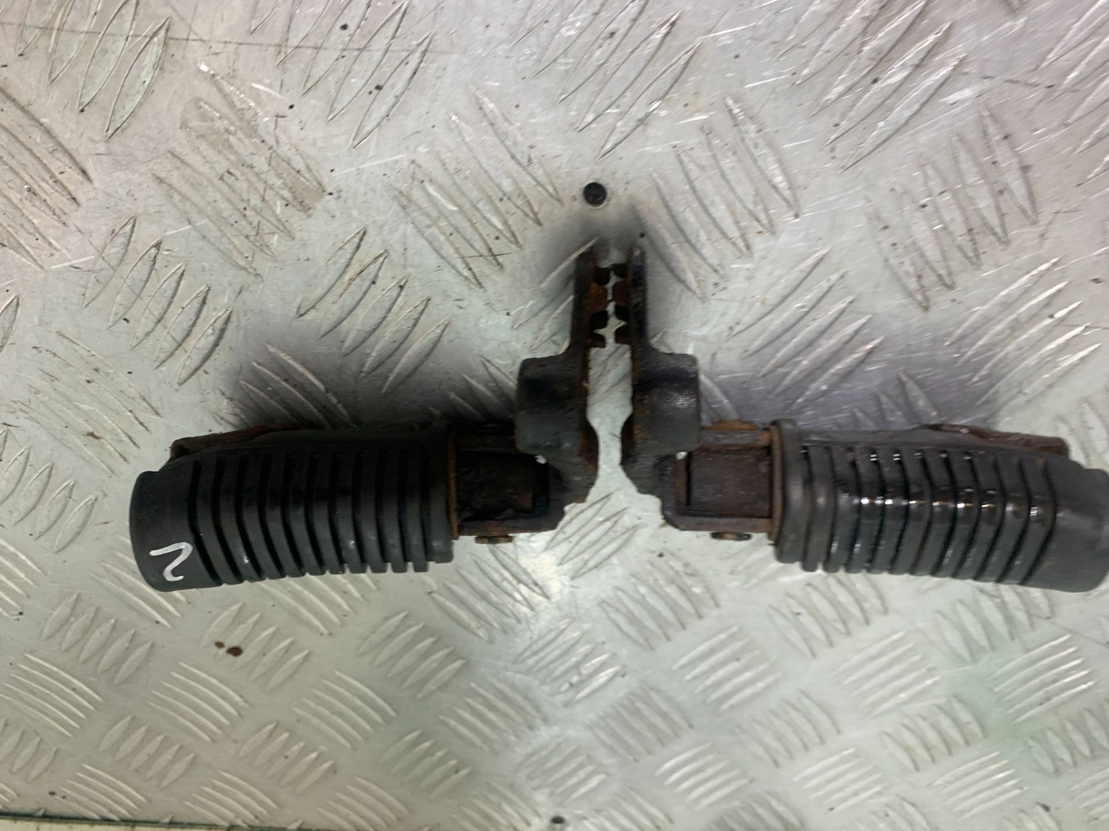 HONDA GL500 GL 500 SILVERWING FRONT PEGS YEAR 1981-82 (CMB1168)