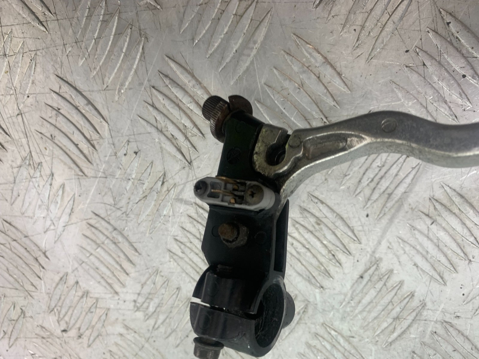SUZUKI GSX750 INAZUMA CLUTCH LEVER AND BRACKET    YEAR 1998-2003 (CMB1308)