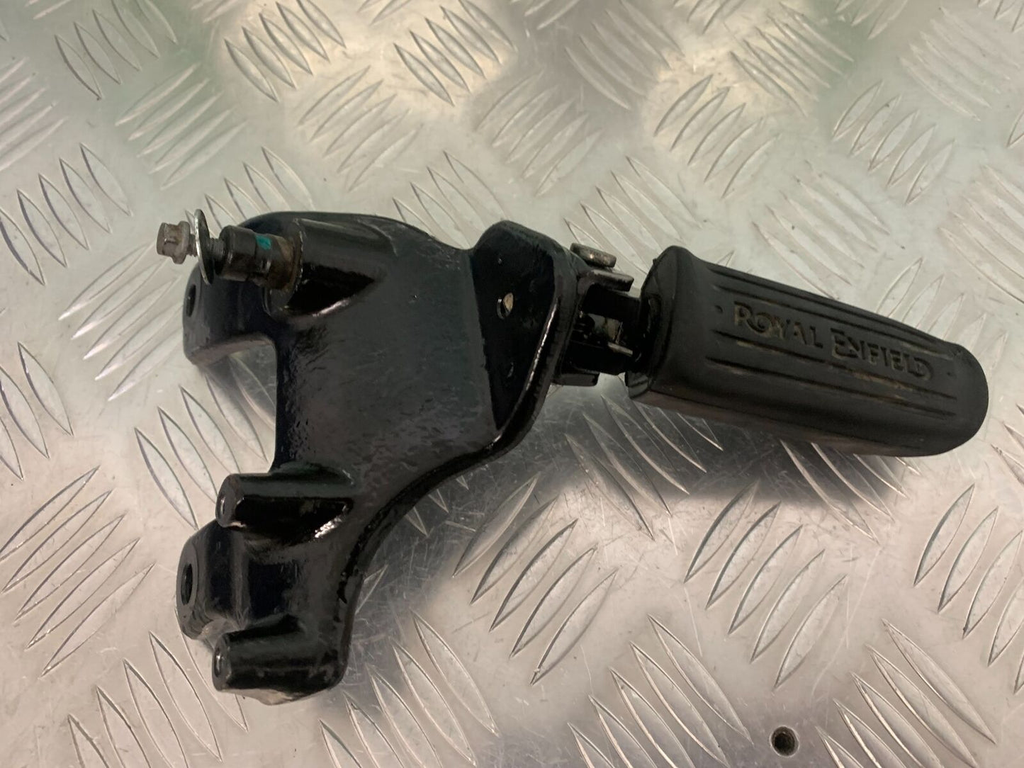 ROYAL ENFIELD 350 CLASSIC FRONT RIGHT FOOTPEG YEAR 2022 (STOCK 967)