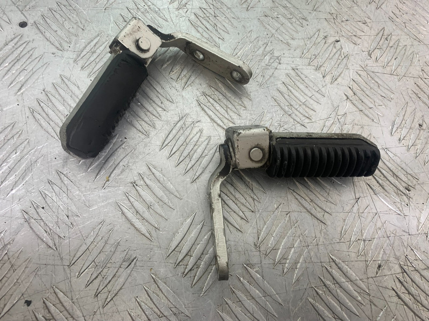 SUZUKI GSX750 INAZUMA FRONT FOOTPEGS  YEAR 1998-2003 (CMB1308)