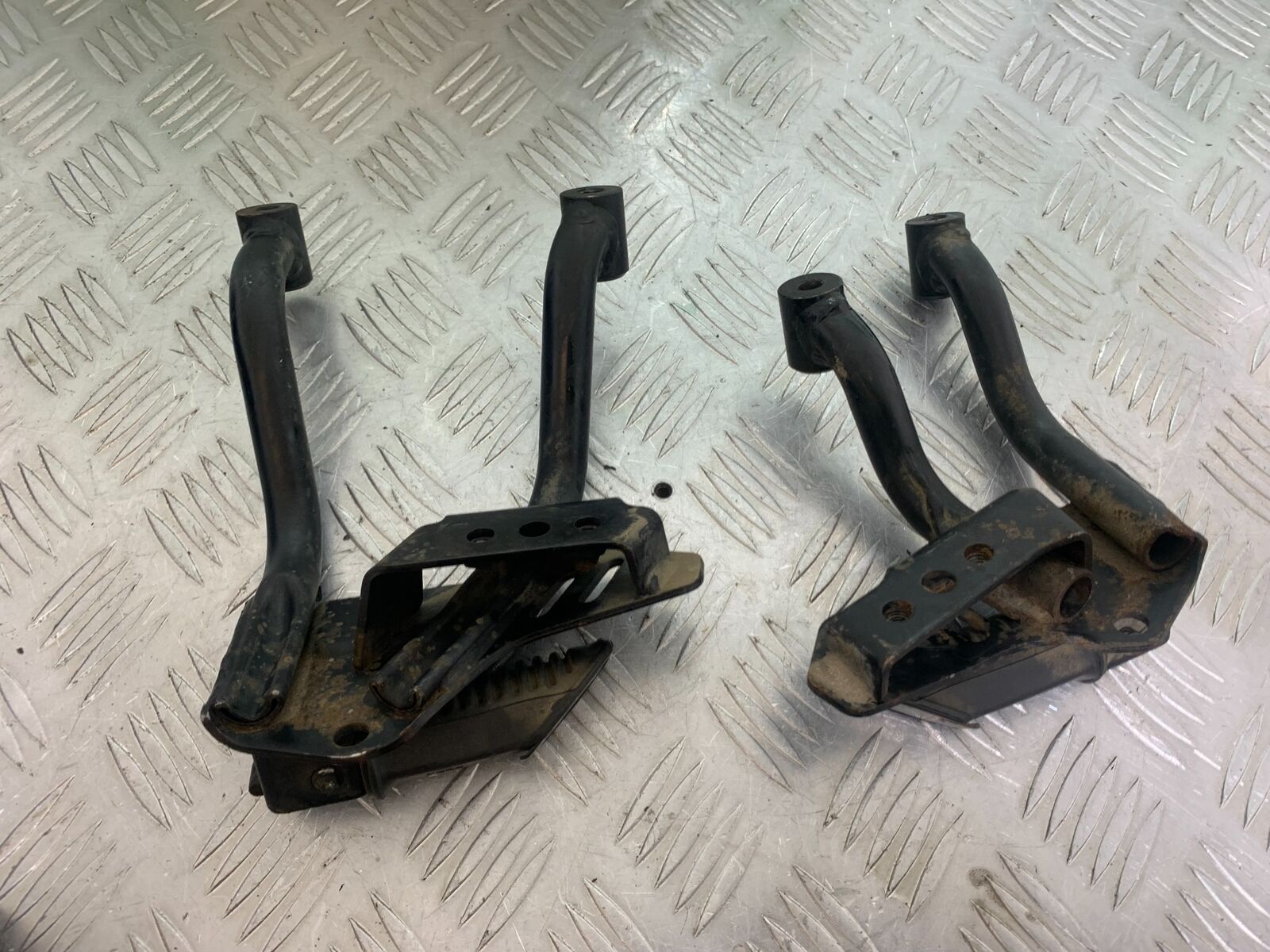 SUZUKI DL 650 V-STROM REAR HANGERS AND PEGS  YEAR 2020 (CMB1117)