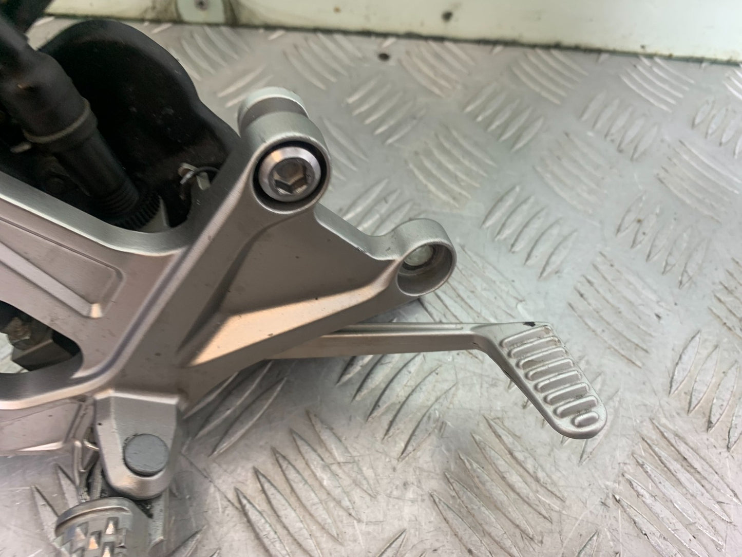 HONDA CBR1000 rr FIREBLADE FRONT RIGHT HANGER YEAR 2012-2016 (CMB1198)