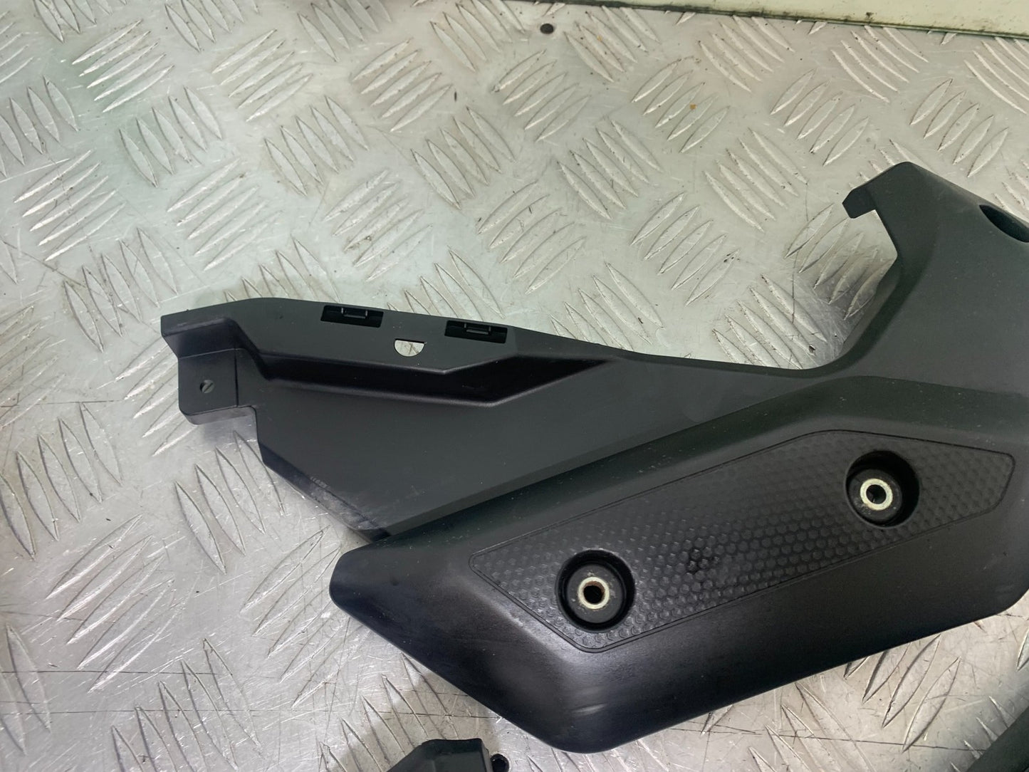 YAMAHA XJ6 XJ6-S LEFT AND RIGHT SIDE INFILLS   YEAR 2009-2015  (CMB1212)