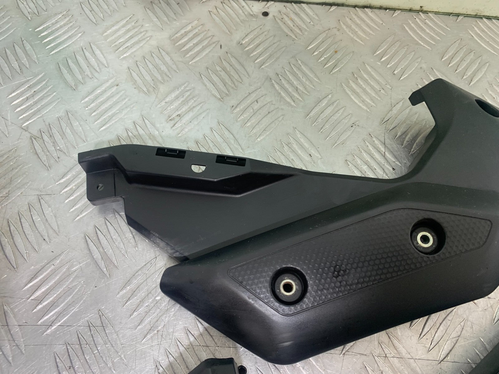 YAMAHA XJ6 XJ6-S LEFT AND RIGHT SIDE INFILLS   YEAR 2009-2015  (CMB1212)