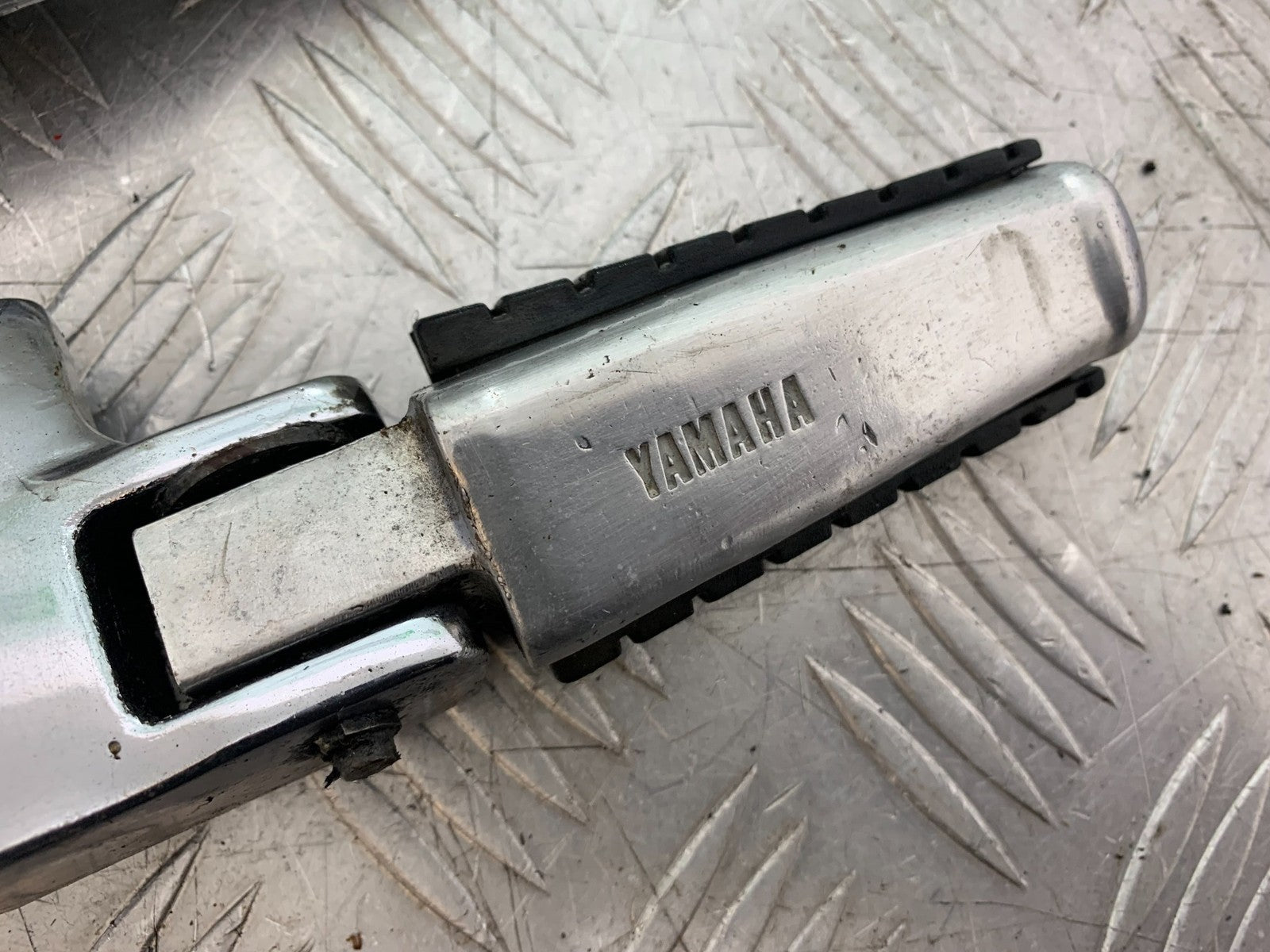 YAMAHA XV1100 XV 1100 VIRAGO REAR HANGERS AND PEGS   1990-1999 (CMB1243)