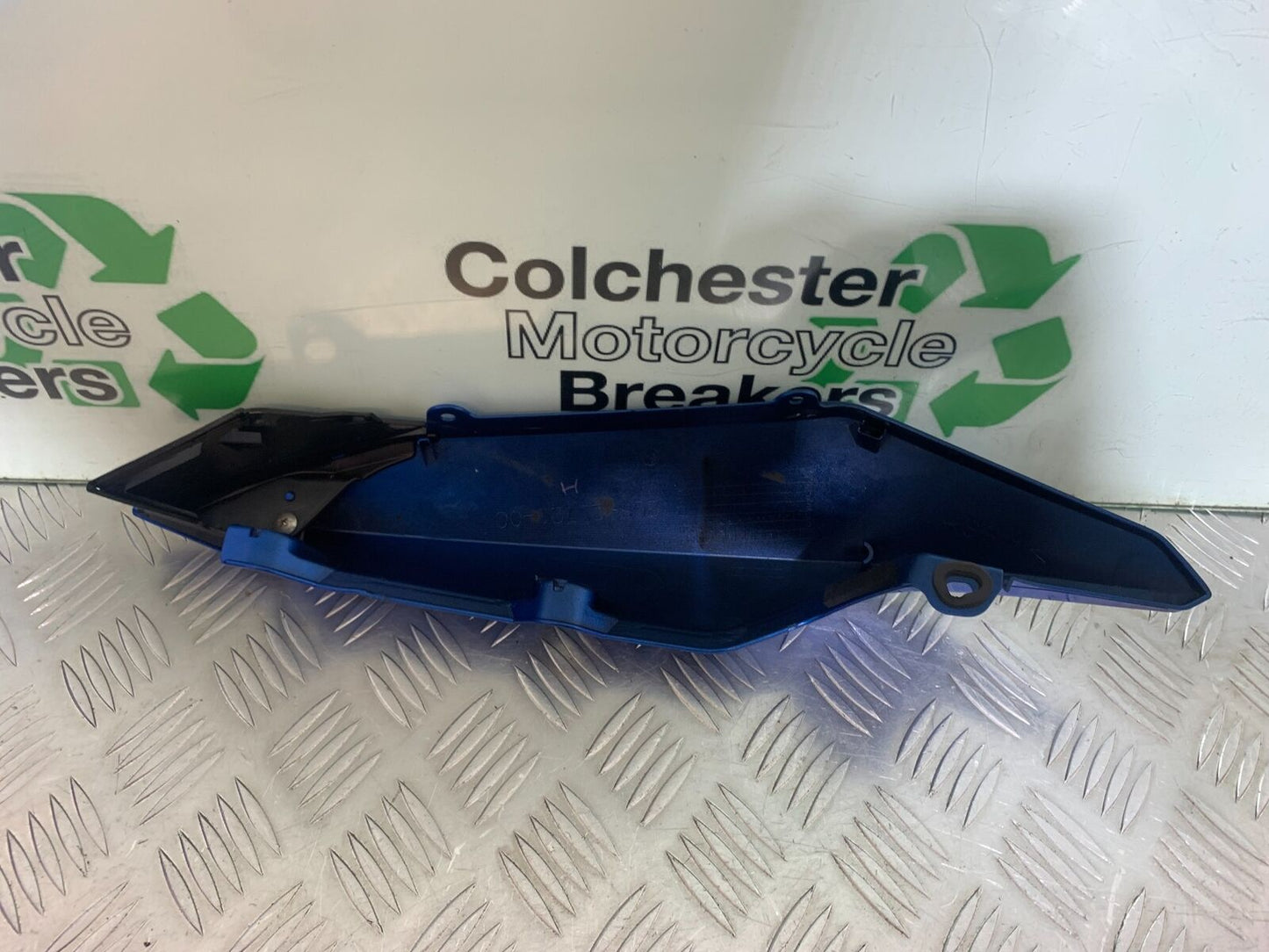 YAMAHA XJ6 XJ6-S RIGHT SEAT PANEL  YEAR 2009-2015  (CMB1070)