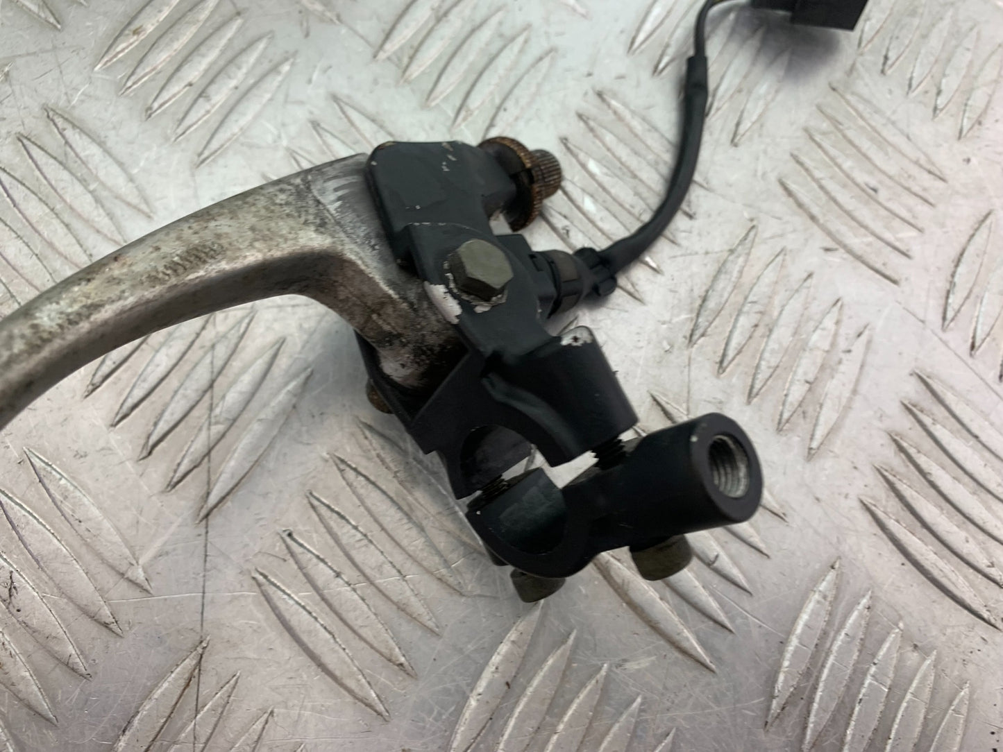 TRIUMPH T509 SPEED TRIPLE CLUTCH LEVER AND BRACKET YEAR 1997-1998 (CMB1144)