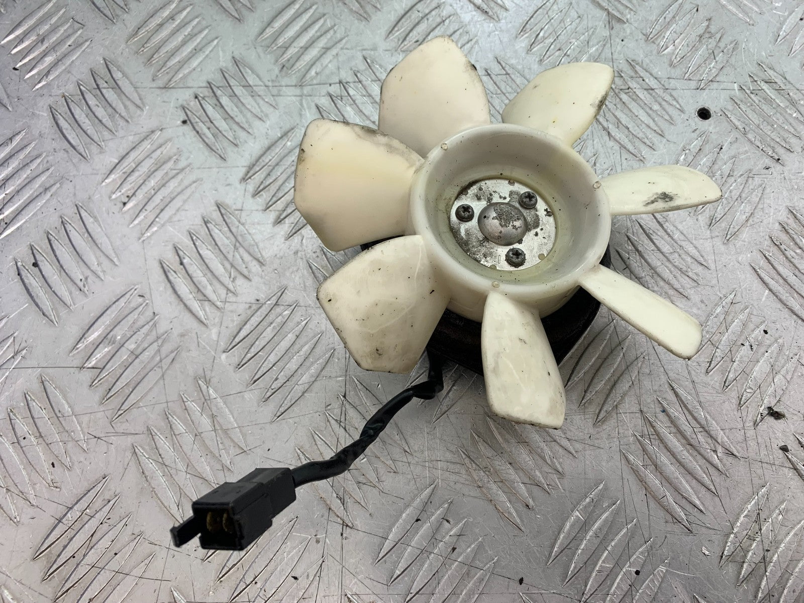 TRIUMPH 955i DAYTONA RADIATOR FAN  YEAR 2002-2006 (CMB1229)