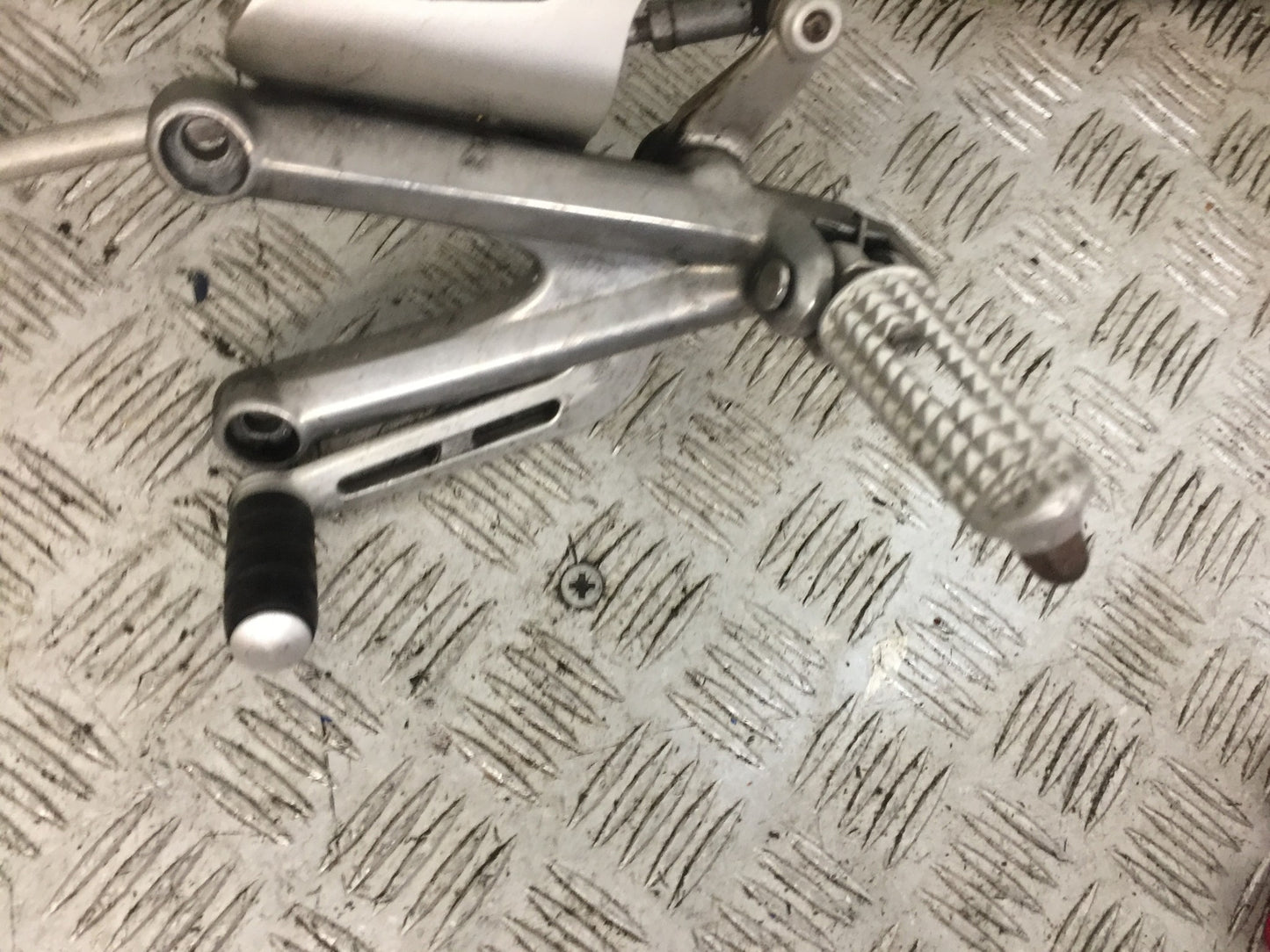 TRIUMPH 675 DAYTONA FRONT LEFT HANGER COMPLETE  YEAR 2006-2008 (STOCK 789)