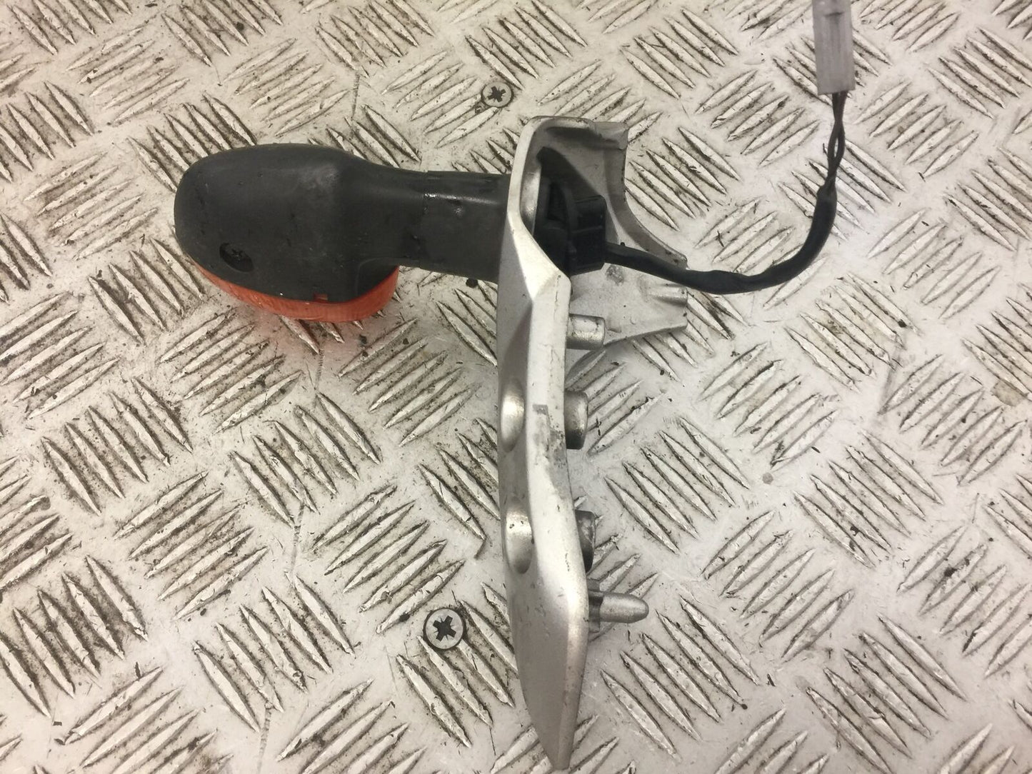 YAMAHA FZ6 LEFT INDICATOR AND BRACKET  YEAR 2005  (STOCK 589)