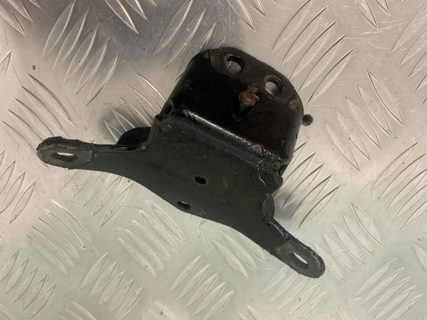 HARLEY DAVIDSON XL53C XL883 ENGINE MOUNT   YEAR 2001  (STOCK 960)