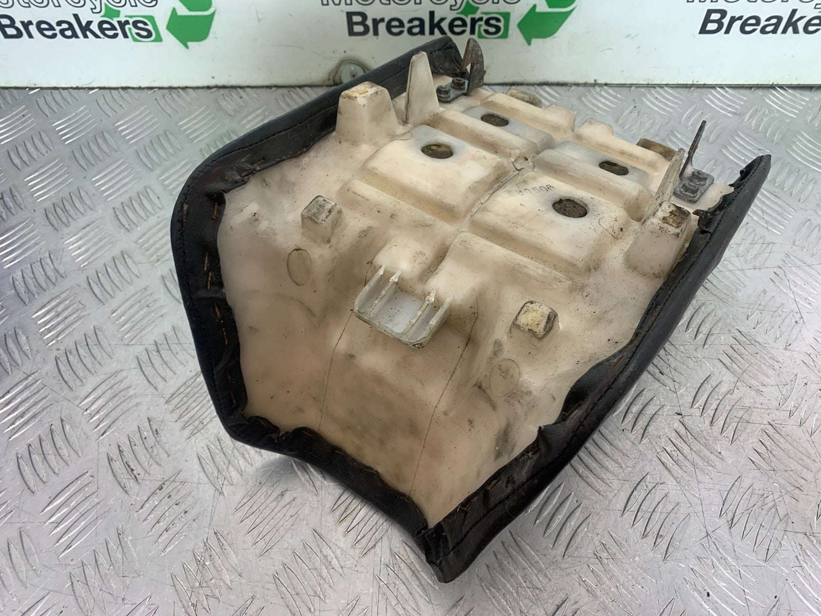KAWASAKI GPZ600 GPZ 600 FRONT SEAT  YEAR 1988-90 (CMB1258)