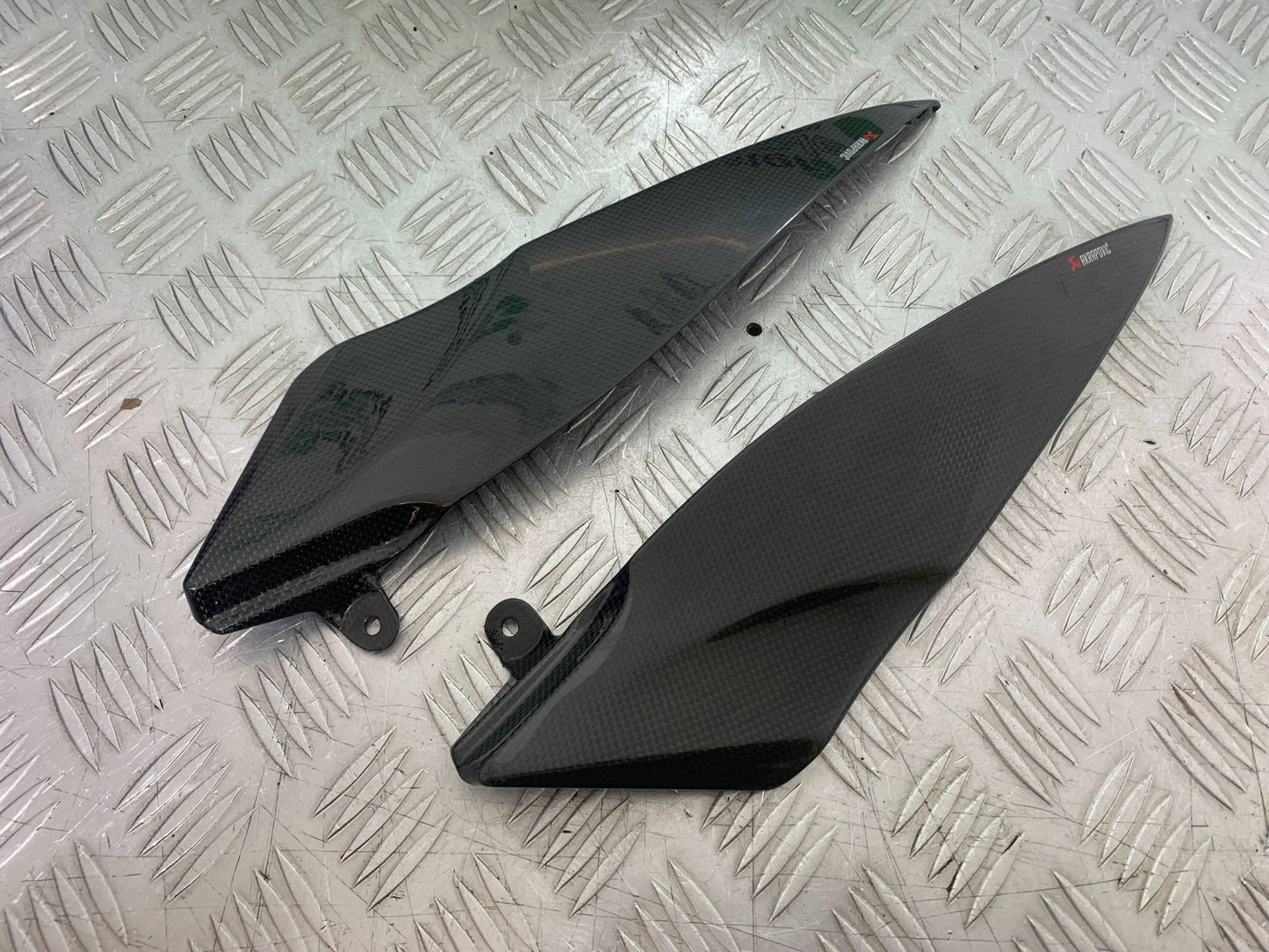 YAMAHA YZF R1 4C8 LEFT & RIGHT CARBON SIDE TRIM YEAR 2007-2008 (CMB1237)