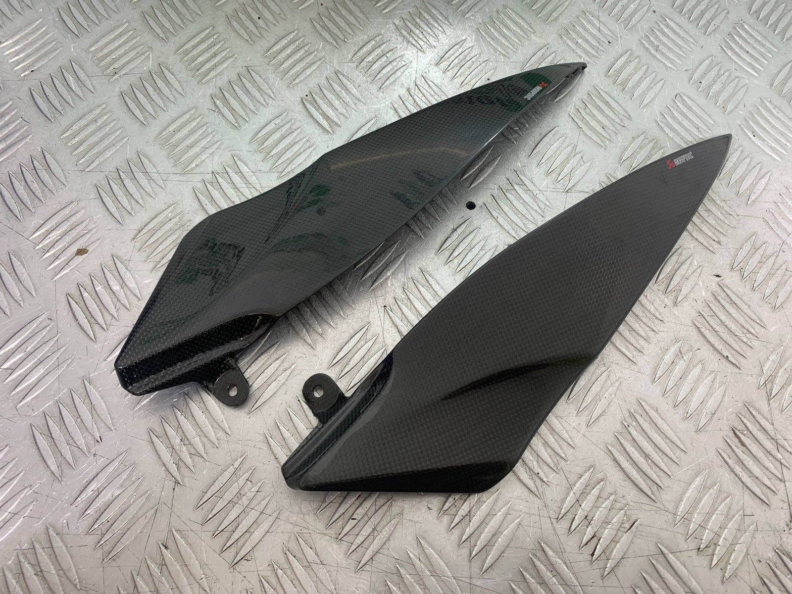 YAMAHA YZF R1 4C8 LEFT & RIGHT CARBON SIDE TRIM YEAR 2007-2008 (CMB1237)