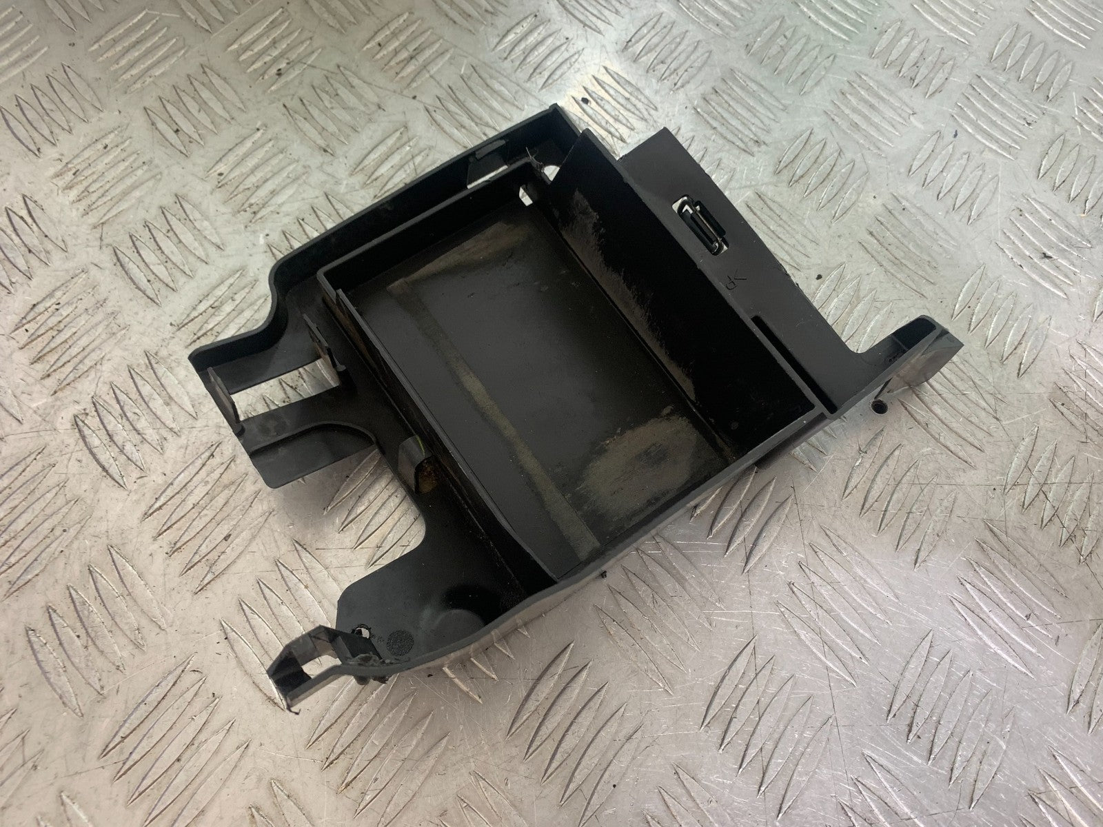 YAMAHA YZF R1 14 B BIG BANG BATTERY TRAY   2009-14 (CMB1175)
