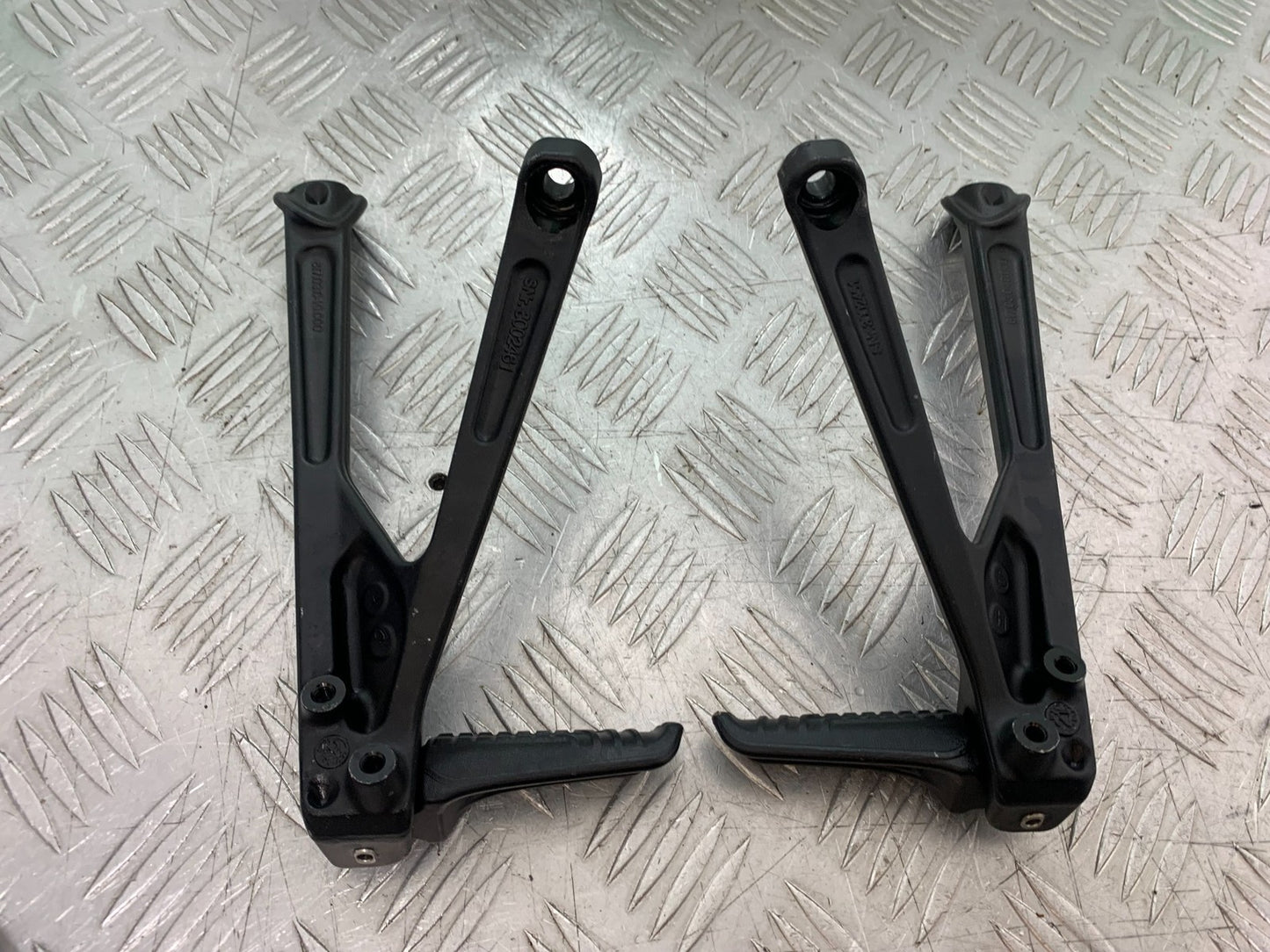 KTM 1290 SUPER DUKE R REAR HANGERS AND PEGS    YEAR 2020-2024 (CMB1272)