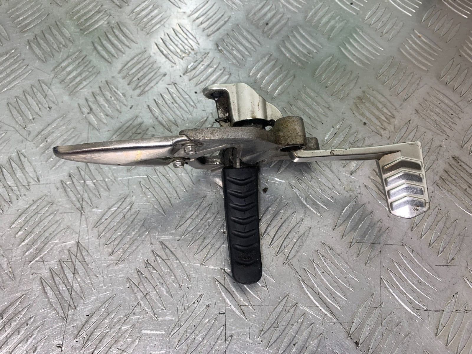 TRIUMPH 1050 SPRINT GT FRONT RIGHT HANGER & BRAKE PEDAL  YEAR 2010-2016(CMB1250)