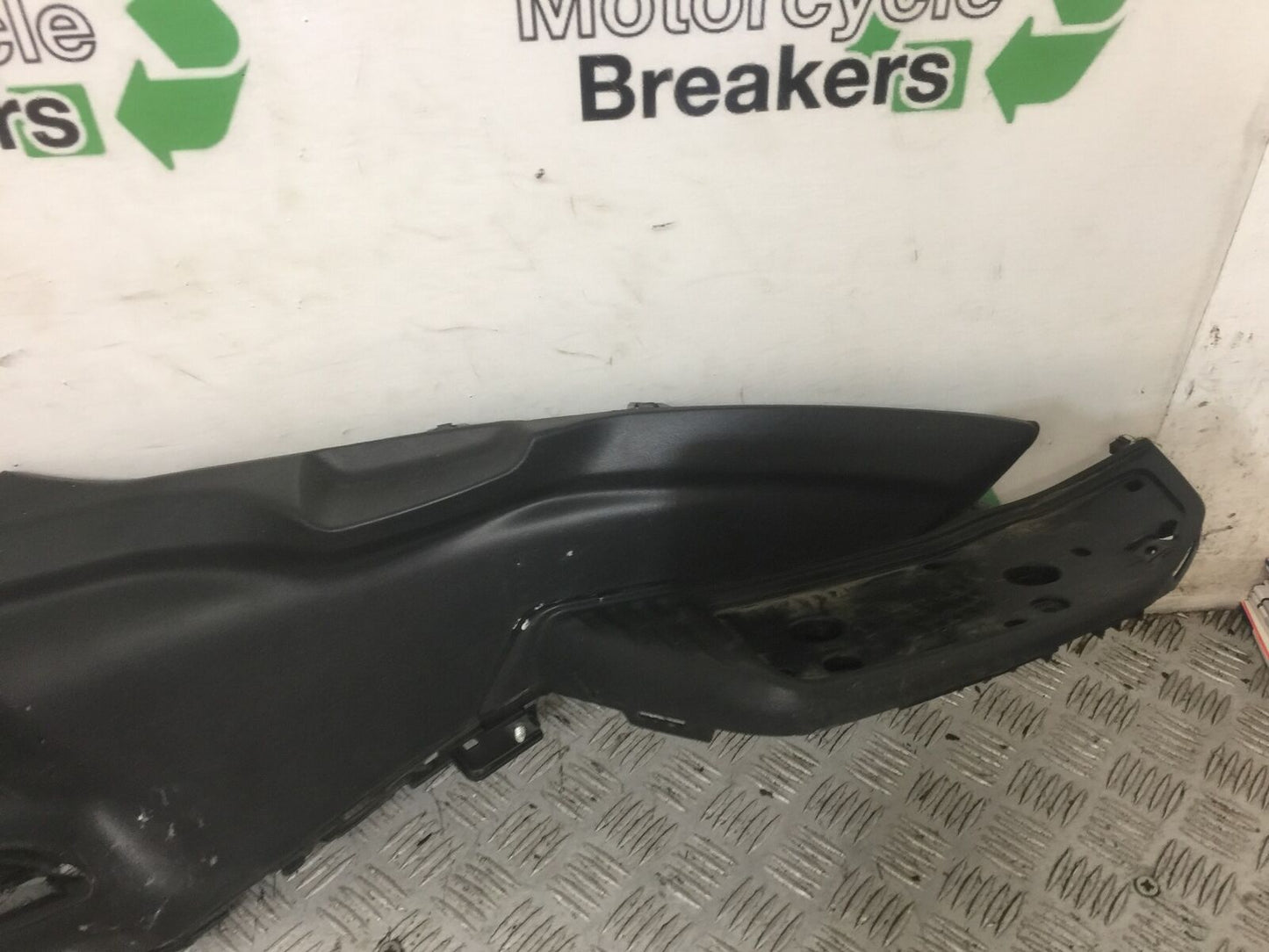 SUZUKI 650 BURGMAN LEFT FOOTBOARD  YEAR 2014-2018 (STOCK 769)