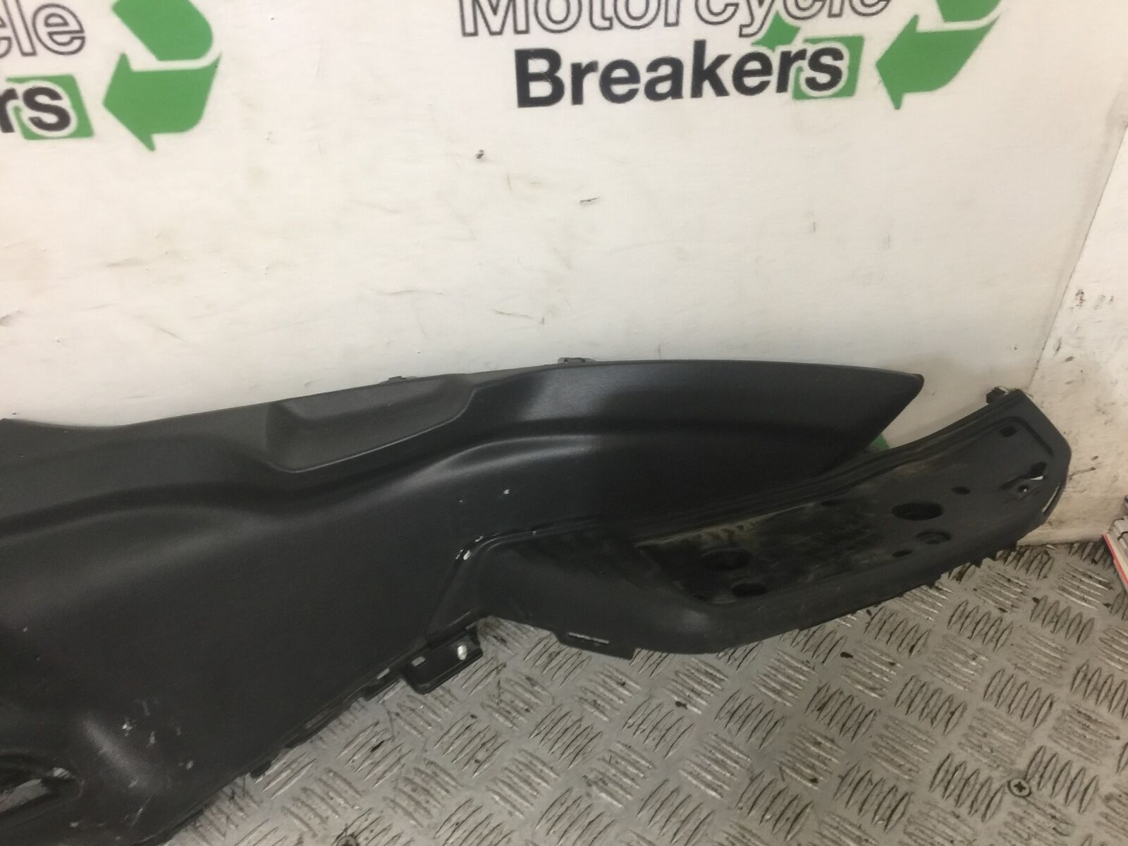 SUZUKI 650 BURGMAN LEFT FOOTBOARD  YEAR 2014-2018 (STOCK 769)