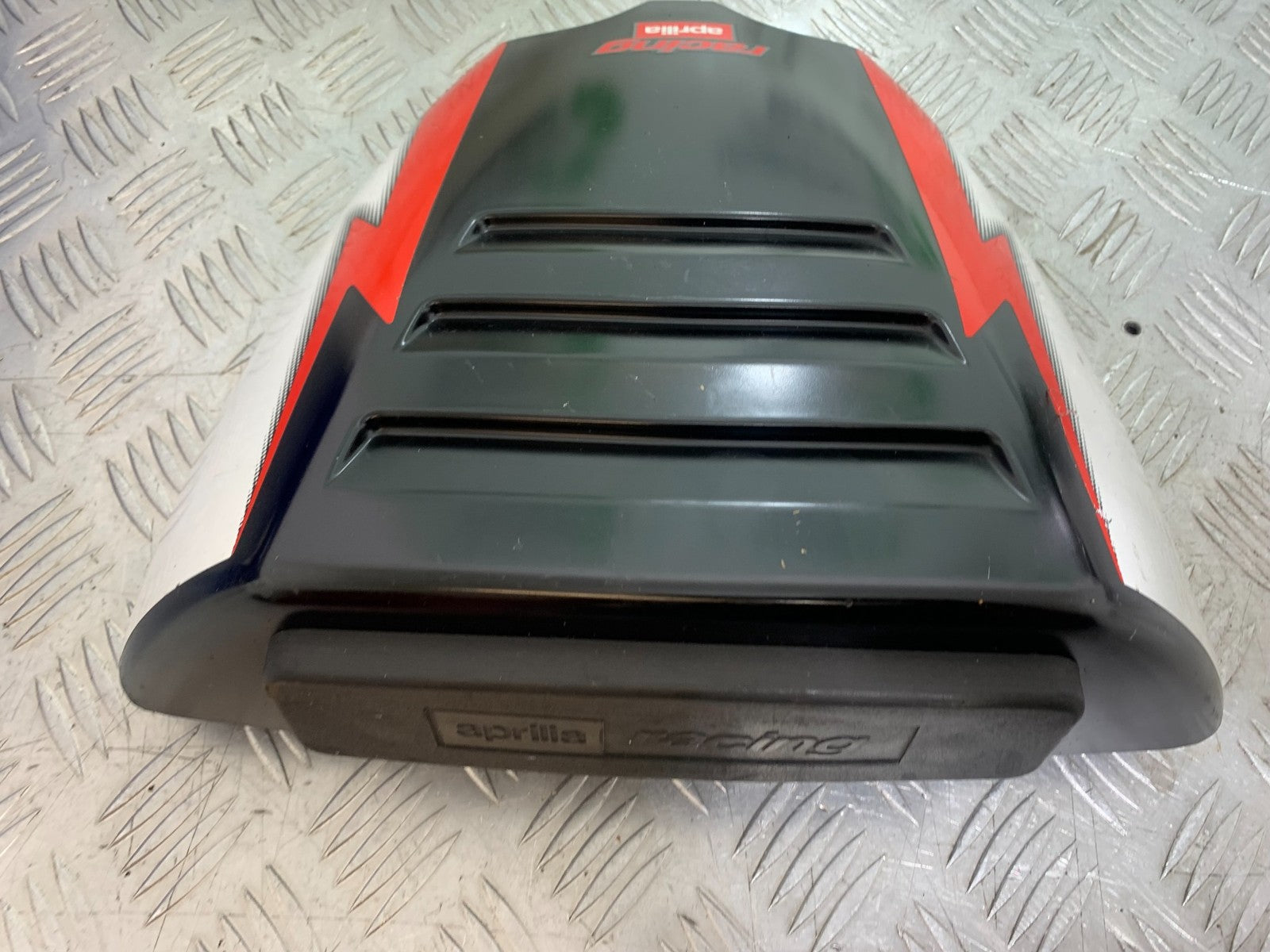 APRILIA RSV1000 RSV 1000 MILLE SEAT HUMP  1998- 2003 (CMB1184)